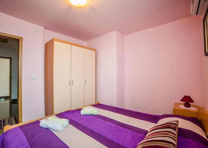 Ivanka 378 로비니